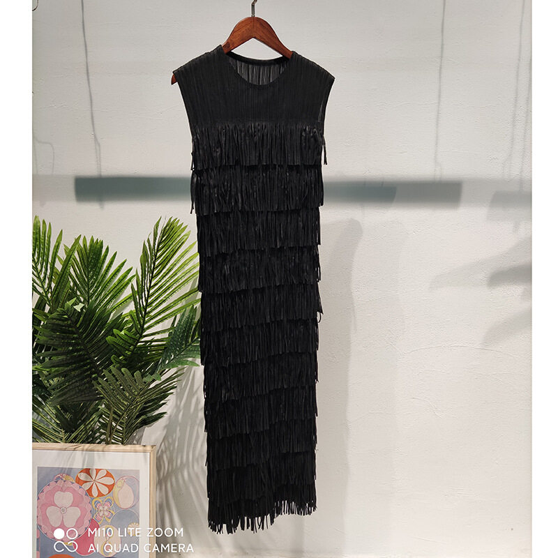 Sunya 1. Miyake pleated dress female temperament fashion solid color sleeveless slim slimming tassel dress